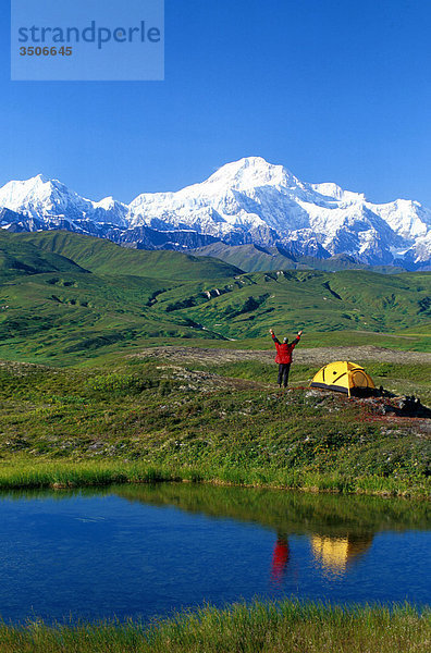 Backpacker am Campingplatz Denali NP Mt Mckinley Sommer