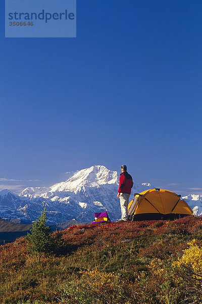 Mann Camping & anzeigen von Mt-Mckinley in der Nähe von Teich IN Alaska