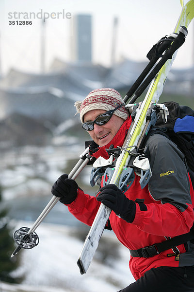 Skifahrer vor Olympiapark  München  Deutschland