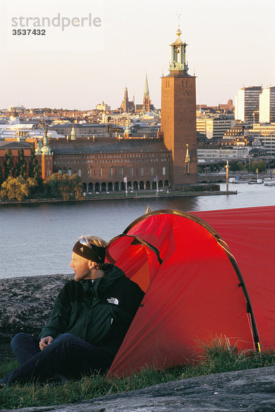 Eine Person mit einem Zelt in Stockholm  Schweden