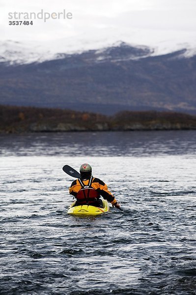 Mann Paddeln in der Steckdose eines Streams  Lappland  Schweden