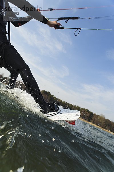 Eine Person Kite-Surfen  Schweden