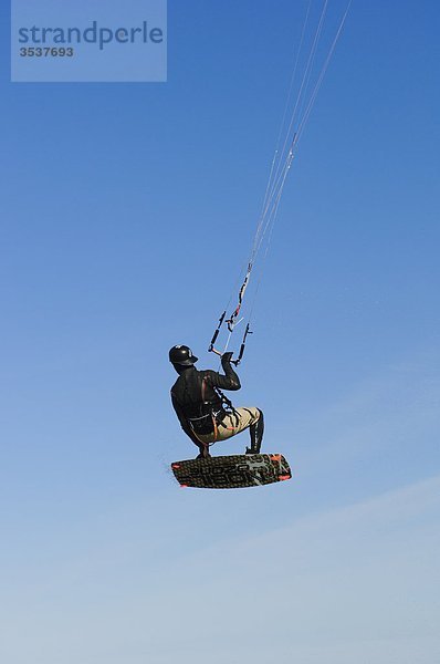 Eine Person Kite-Surfen  Schweden