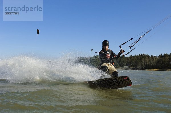 Eine Person Kite-Surfen  Schweden