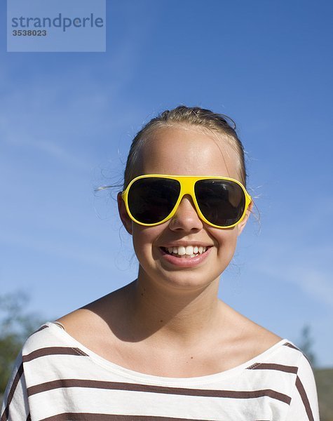 Close up of Teenager mit Sonnenbrille