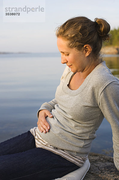 Schwangere Frauen Gefühl ihrem Magen