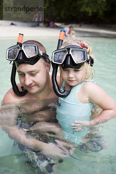 Schwimmen mit Tochter Vater
