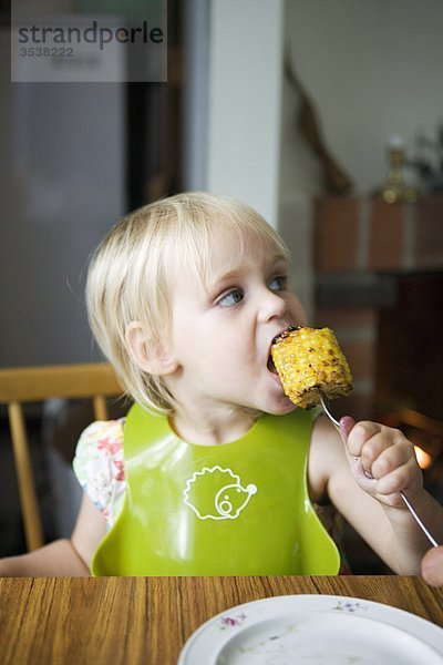 Girl eating Mais