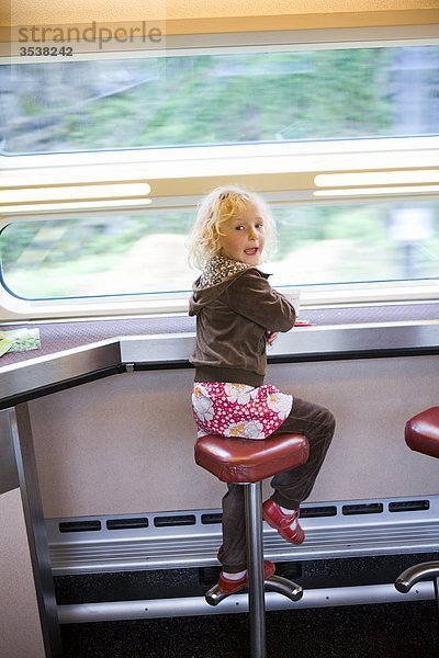 Mädchen sitzen in Zug