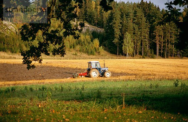 Traktor bei der Arbeit im Feld
