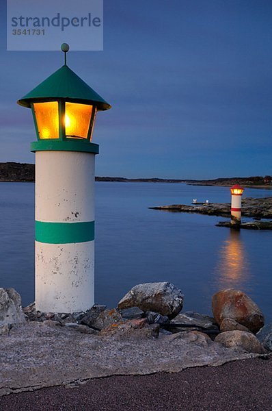 Skandinavien  Schweden  Vastkusten  Ansicht von beleuchteten Leuchtturm am Meer