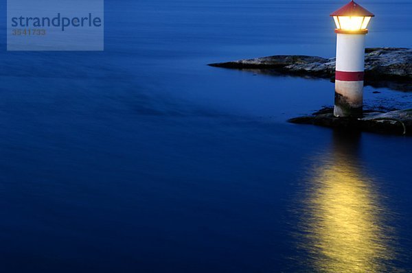 Skandinavien  Schweden  Vastkusten  Ansicht von beleuchteten Leuchtturm am Meer  elevated view