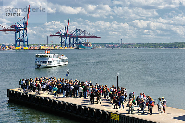 Skandinavien  Schweden  Göteborg  Touristen warten Kreuzfahrtschiff