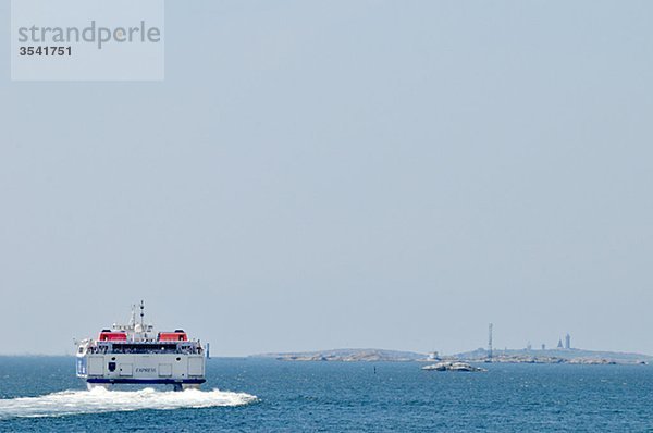 Skandinavien  Schweden  Göteborg  Vastkusten  Ansicht von Ferry im Meer
