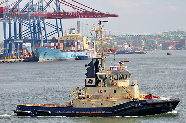 Skandinavien  Schweden  Göteborg  Ansicht von Frachtschiff mit Schleppers im Hafen