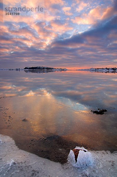 Skandinavien  Schweden  Vastergotland  Blick auf das Meer bei Sonnenuntergang