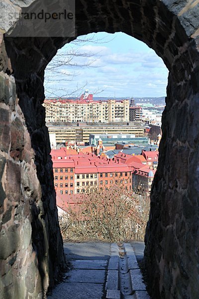 Skandinavien  Schweden  Göteborg  Ansicht von Stadtbild durch Arch  elevated view