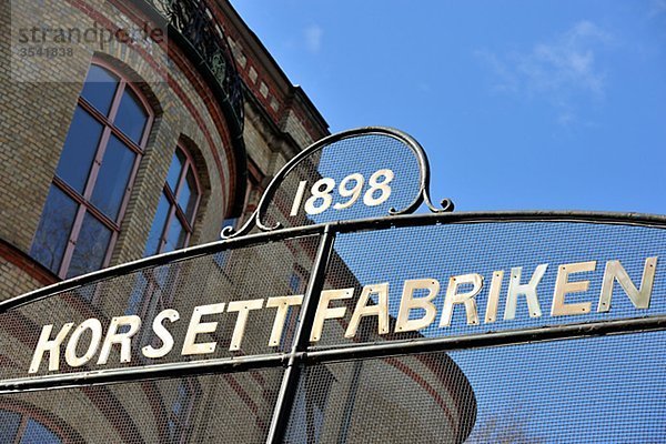 Skandinavien  Schweden  Göteborg  Blick auf Metall Schild an Fabrikhalle
