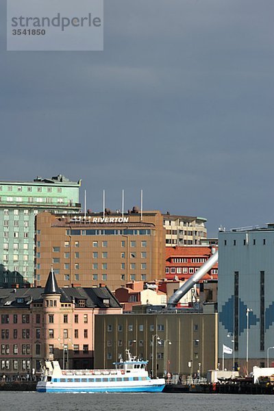 Skandinavien  Schweden  Göteborg  Ansicht des Alvsnabben am Meer mit Cityscape im Hintergrund