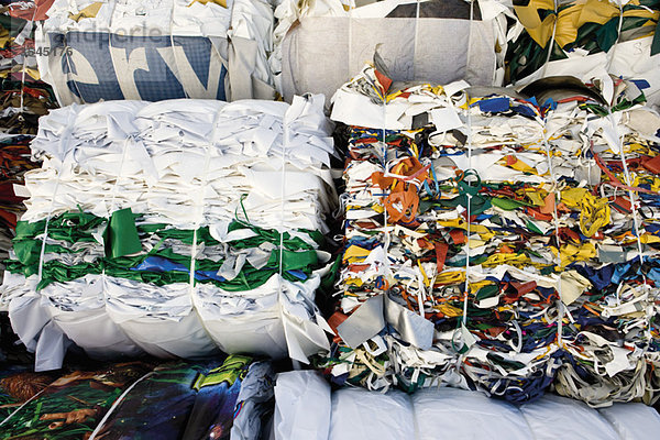 Lagerung von Ballen aus PVC-Folie für das Recycling