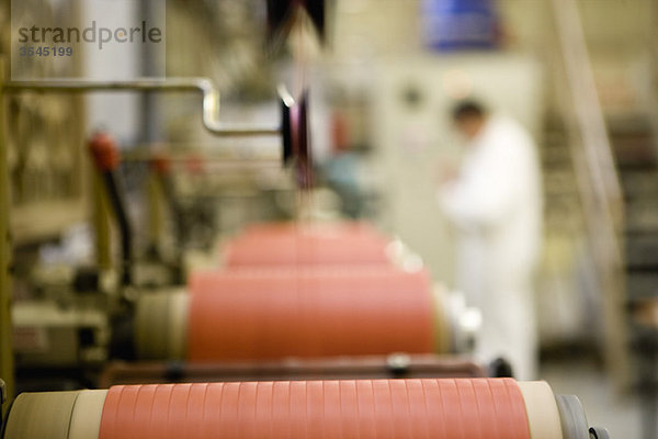 Recycelbare Composite-Textilfertigung der Fabrik  Maschinist auf der Fadenbeschichtungsmaschine