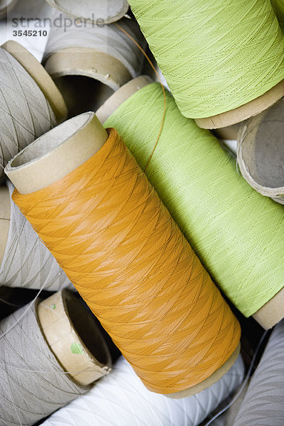 Recycelbare Textilverbundstoff-Fertigungsabteilung der Fabrik  Rollen mit überschüssigem beschichtetem Garn