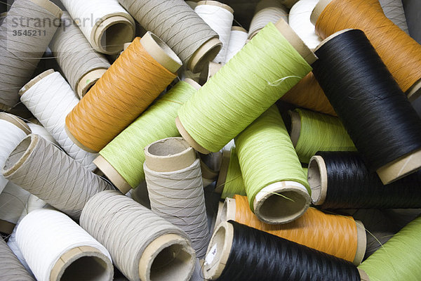 Recycelbare Textilverbundstoff-Fertigungsabteilung der Fabrik  Rollen mit überschüssigem beschichtetem Garn