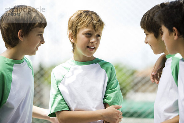 Jungen chatten im Freien