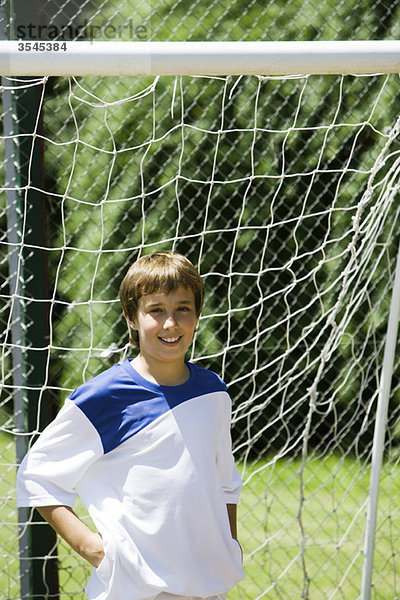 Junger Fußballspieler vor dem Tor