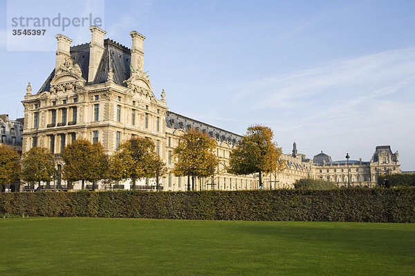 Frankreich  Paris  Der Louvre vom Jardin des Tuileries aus gesehen