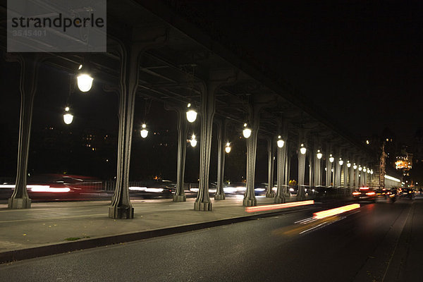 Frankreich  Paris  Nachtverkehr auf Pont Bir Hakeim