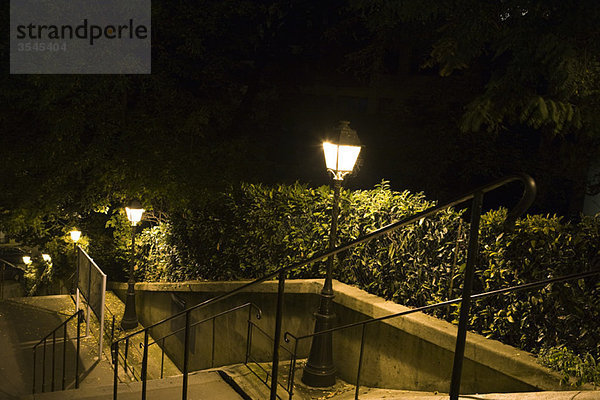 Frankreich  Paris  Montmartre  nachts von Straßenlaternen beleuchtete Treppe