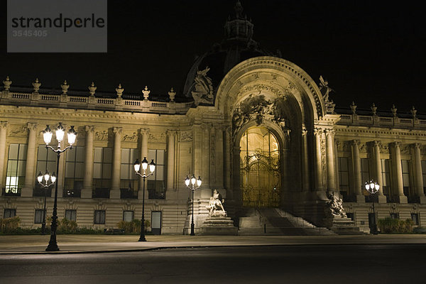 Frankreich  Paris  Der Louvre bei Nacht