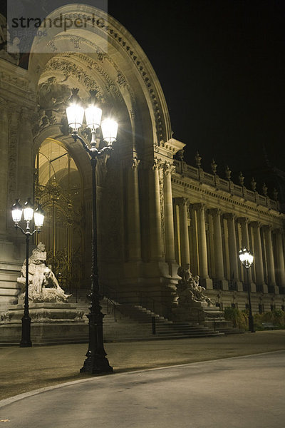 Frankreich  Paris  Der Louvre bei Nacht