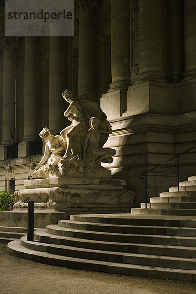 Frankreich  Paris  Der Louvre bei Nacht