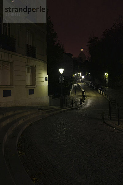 Kopfsteinpflasterstraße bei Nacht  Montmartre  Paris  Frankreich