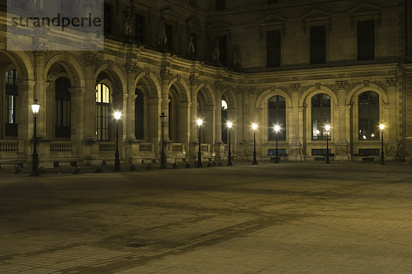 Frankreich  Paris  Innenhof des Louvre bei Nacht