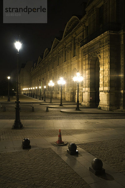 Frankreich  Paris  Außenseite des Louvre bei Nacht beleuchtet