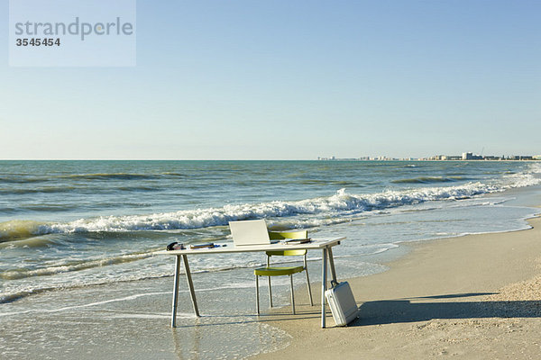 Schreibtisch und Laptop am Strand