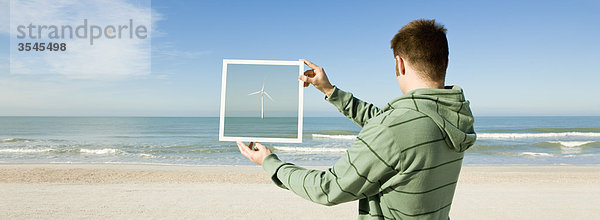 Offshore-Windkraftanlage am Horizont vom Strand aus gesehen