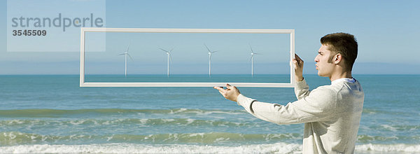 Offshore-Windkraftanlagen am Horizont vom Strand aus gesehen