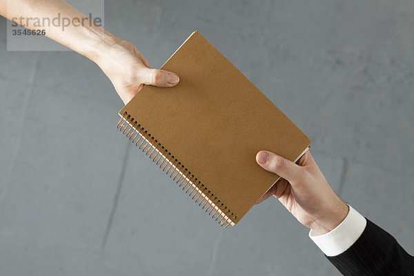 Handing-Kollegen-Notebook