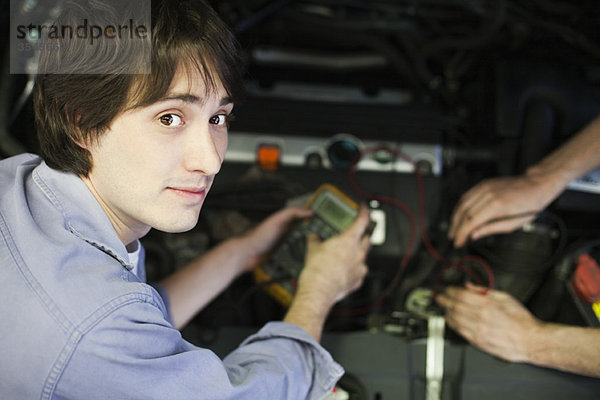 Mechaniker bei der Reparatur von Automotoren