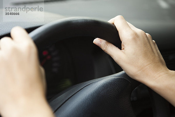 Fahrer mit Händen am Lenkrad