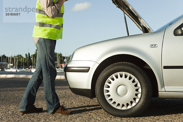 Mechaniker bei der Bewertung von Autopannen am Straßenrand