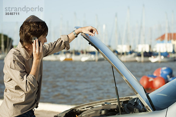 Mann mit Autoproblemen  Telefonieren mit dem Handy