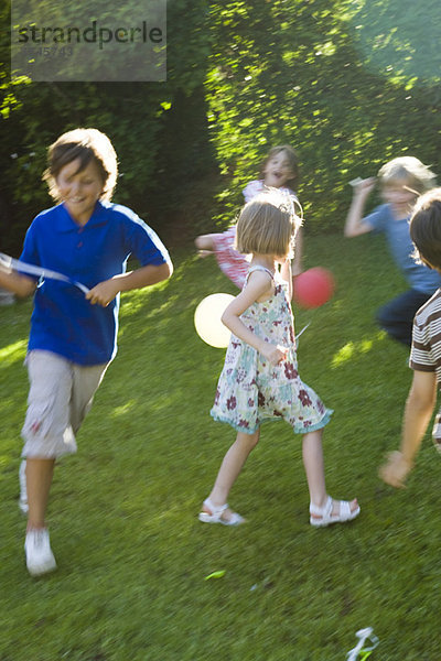 Kinder beim Spielen im Freien mit Luftballons