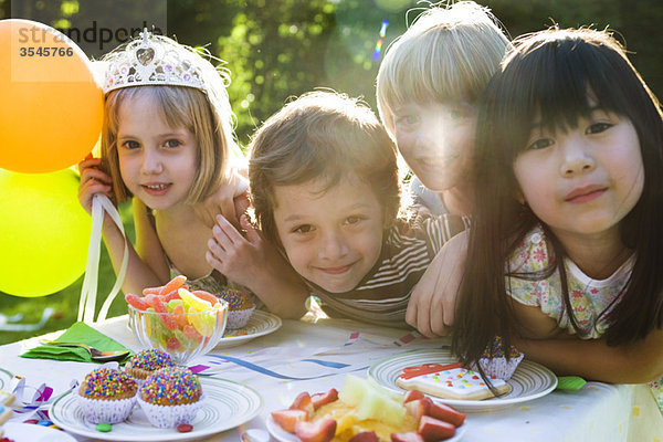 Kinder bei der Geburtstagsfeier