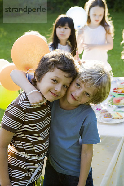 Junge Freunde zusammen auf der Outdoor-Party  Porträt