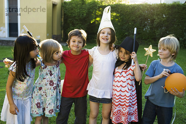 Kinder zusammen zum Feiern  Gruppenfoto